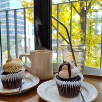 Lavendel peach iced tea, Americano, Choco pie & Peanut butter cupcake. at Sunny Bread 써니브레드 - Huam in Seoul