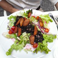 Linsensalat mit veganen Bacon at Bellaverde in Mallorca