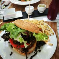 BBQ burger and Thai curry at Bellaverde in Mallorca