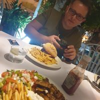 Burger & fake plate at Bellaverde in Mallorca