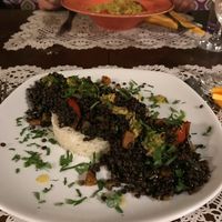 Linsen mit Reis, Gemüse und Zitronensoße, gegenüber frische Linguine mit Pesto at Lucciola Organic Bistro in Corfu