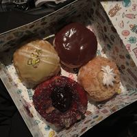 Oben links: Pistachio, oben rechts: Boston Creme, unten links: Blueberry, unten rechts: Granny irgendwas 🙈😅  at Jones Donuts in Stuttgart