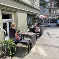 outside - more seating around the corner at geen in Hamburg