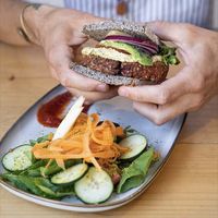 Hamburguesa vegana y casera a base de legumbres, cereales y verduras #Veganuary at Nu Market & Coffee in Mallorca