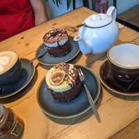 Rohvegane Köstlichkeiten Schoko-Kaffee-Haselnuss hinten, Schoko-Orange vorne at Nu Market & Coffee in Mallorca