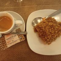 Apple crumble at Amaltea in Barcelona