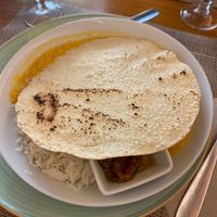 Dahl indio con arroz basmati, papadum y salsa picante at Amaltea in Barcelona