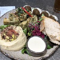 Falafel con aggiunta di tofu, hummus e salsa tahini  at Honest Greens - Corte Inglés in Madrid