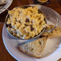 Mac 'n' cheese with facon bits and garlic bread at The Globe in Glossop