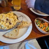 Mac 'n' cheese with facon bits and garlic bread, with vegetable side at The Globe in Glossop