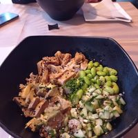 Poke bowl con tiras de heura at Sushimore in Caceres