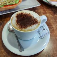 Vegan cappucino with oat Milk : good at Elvira 81 in Granada
