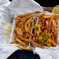 Grote frieten at Friterie Au Chat l'Heureux in Houffalize