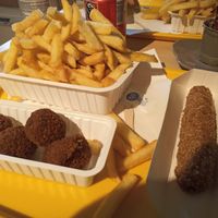 Fries and snacks at Friterie Au Chat l'Heureux in Houffalize