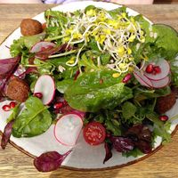 Salat mit Falafel und Spinathummus at Querbeet in Alzenau