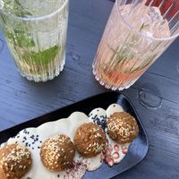 Falafel mit Tahini Sauce und selbstgemachte Limos   at Das Peace in Hamburg