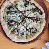 Pizza mit Feta und Balsamico at Earthly Kitchen in San Jose