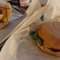 Excellent  burgers and chips. Must visit at PLANTE Lab in Catania