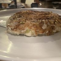 今回は長ネギを入れて焼いてます。又は、季節野菜は多種多様に出来ます。（・岩手県産長芋・岩手県産の南部小麦100%を繋ぎにし、 at TEPPANYAKI RAI in Ninohe