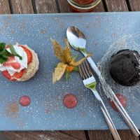 Veganes Erdbeertörtchen mit dark chocolate Eis  at Auszeit in Bad Kreuznach