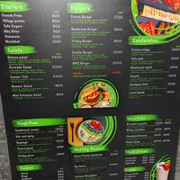 Crispy Pizza doesnt come with broccoli and carrot. And they don't tell you, you realize after paying.  Big Scam. 😡 at Future Diner in Yerevan