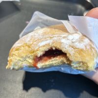 Powdered Himbeere 3,70€  at Dunkin’ in Linz