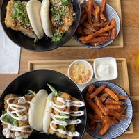 Bao Buns mit gebackenem Tofu und Kimchi und mit Kräuterseitlingen und Trüffelmayo  at Shin Taiwanese Eatery in Vienna