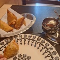 Samosas do restaurante. Trouxeram um molho não vegano sem me perguntar! at Curry's Culinária Indiana in Sao Paulo