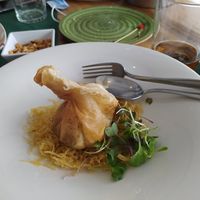 Huevo escondido sobre cama de patatas paja at Terra in Olula Del Rio