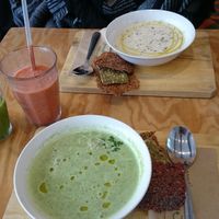 Raw soup at eten vol leven in Antwerpen