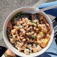 Vegan Poké Bowl 🍚 (black and brown rice, tofu, edamame, pineapple, seaweeds, avocado, peanuts, sesame seeds, spicy sauce) #Veganuary at Waikiki Poke in Trento