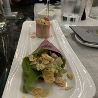 Temaki con riso venere, fiore di zucca in tempura, insalata, salsa di rucola e mandorle  at Yang Asian in Bagnolo Mella