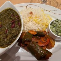 Champignons und Bohnen in Kraüter-Limetten-Sauce dazu Reis, Gemüse und Salat.  at Safran House in Detmold