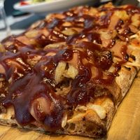 Pizza texana vegana (mortadela, ternera picada, cebolla, salsa barbacoa) 15€ feb/2024  at La Iguana  in Lloret De Mar