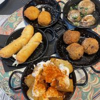 Surtido de 5 tapas veganas. Hay de 10 tmb  at La Iguana  in Lloret De Mar