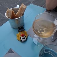 Sparkling wine and nice bread at 5 e Cinque in Florence