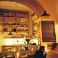 warm and sleek decor at 5 e Cinque in Florence