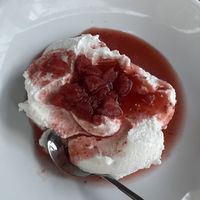 Kokos-Pannacotta mit Erdbeersoße (vegan)  at Tellerrand in Nuremberg