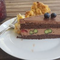 Vegane Schokobeerentorte und veganer Apfelstreusel vom Kietztörtchen. Beides sehr lecker! at Kieztörtchen in Dortmund