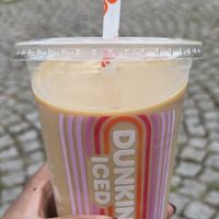 Iced caramel latte mit Alpro Hafermilch at Dunkin' in Dortmund