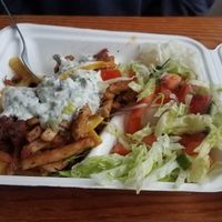 Veganer Döner Teller mit Pommes und veganer Zaziki Sauce at Mama's Haus in Hannover