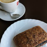 Saccottino al cioccolato vegano e cappuccino con latte di soia at Sweet Moment in Bologna