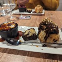 Vegan café gourmand : cream cheese, chocolate cake and chocolate calzone at Bella Vita in Strasbourg