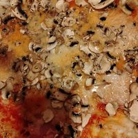 Pizza Regina Vegan (base tomate, fromage végétal râpé, jambon végétal et champignons de Paris) at Bella Vita in Strasbourg