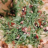 Pizza chèvre-érable (crème végétale, fromage de chèvre végétal, roquette, tomates confites, noix et sirop d'érable) at Bella Vita in Strasbourg