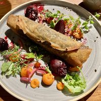 Gebackener Ricotta-Spinat-Strudel (Karotten-Creme, glasierte Rübchen, eingelegte Zwiebeln, Schmorfond)  at ÜBERLAND in Braunschweig