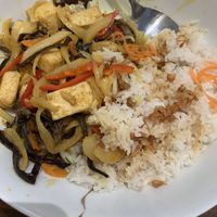 Tofu au curry avec riz, légumes, oignons frits   at Bol Bun & Bubble in Montpellier