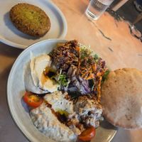 Teller mit allem plus Falafel at Kafe Hummusson - 2nd Floor in Malmo