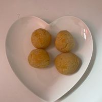 Cheese balls at Saludê Pastelaria Fit in Lisbon