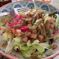 El bowl de burrito con cactus y vegetales at Ta'Kool in Sevilla